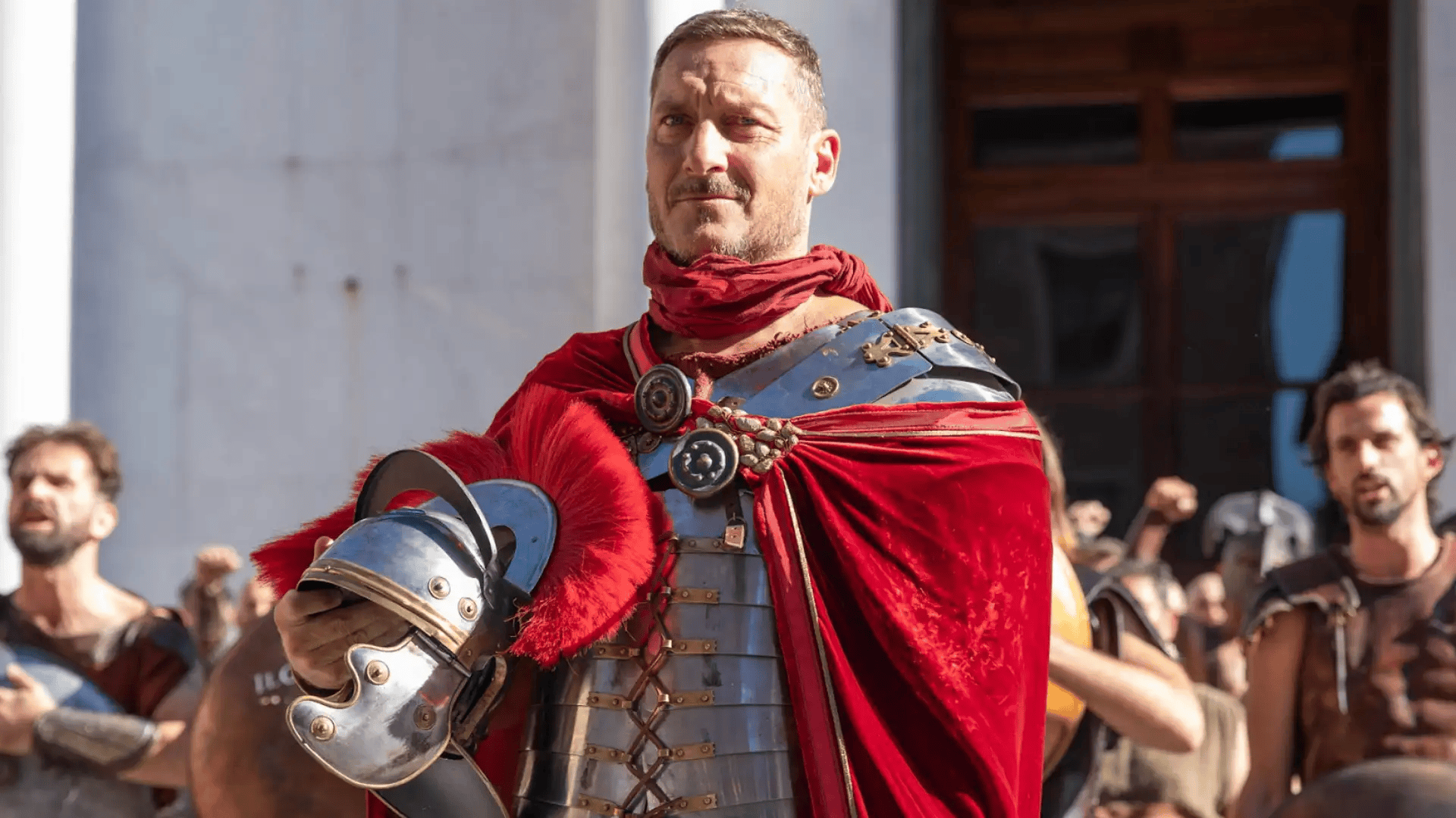 totti-vestito-da-gladiatore-al-lucca-comics-per-l-uscita-de-il-gladiatore-2-main