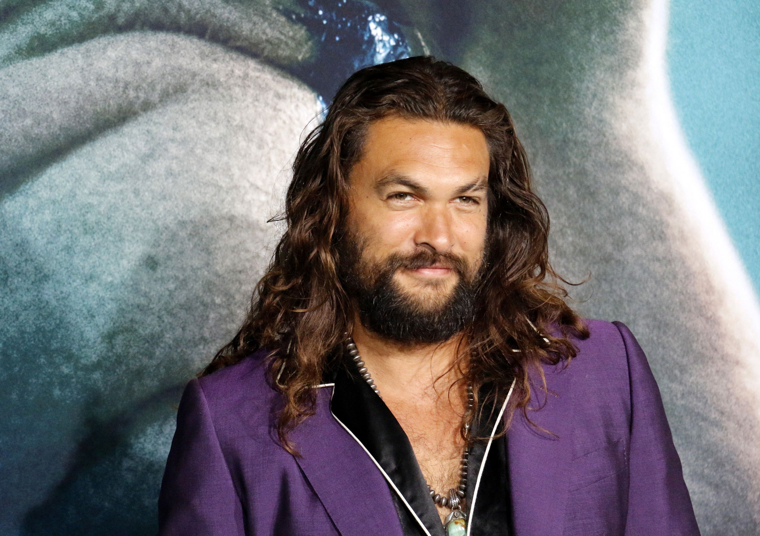 jason-momoa-arriva-in-moto-con-la-figlia-alla-premiere-di-bikeriders-main