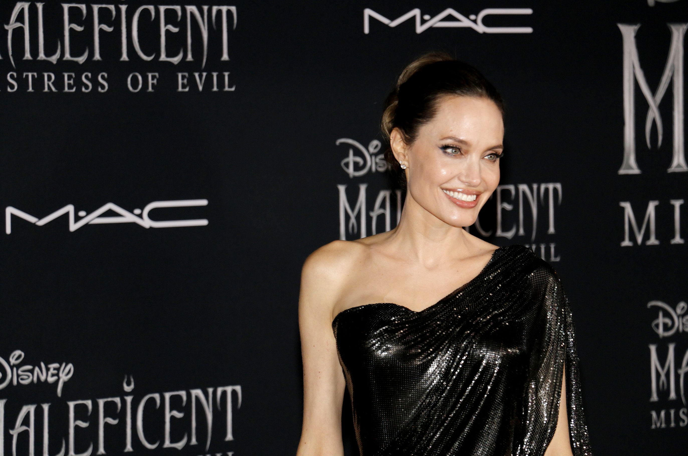 i-mille-volti-di-angelina-jolie-da-malefica-alla-dea-marvel-ora-fa-sognare-con-maria-callas-main